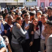 Axel Kicillof caminando con la gente en su visita a Corrientes