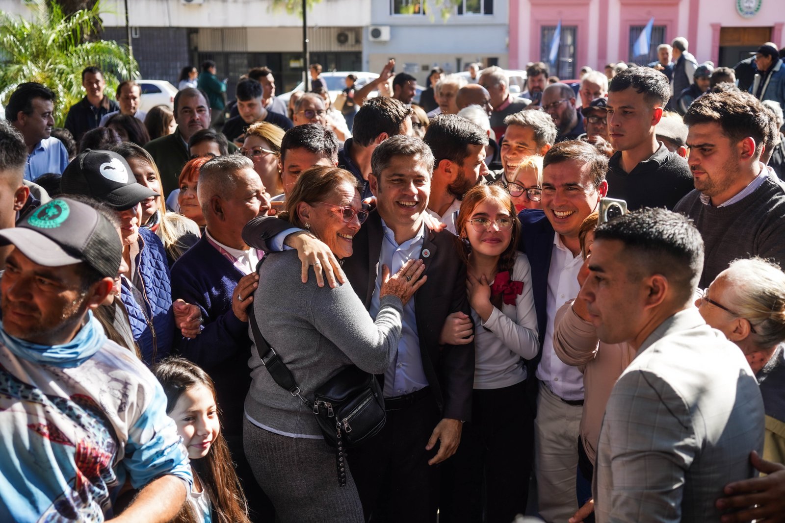 Axel Kicillof caminando con la gente en su visita a Corrientes