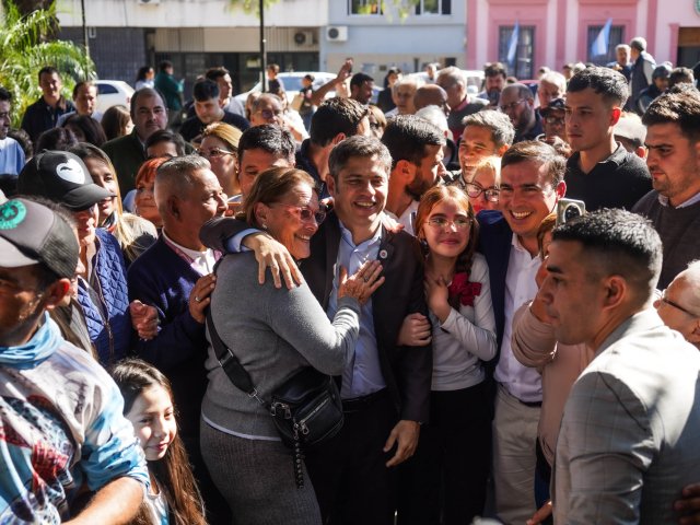 Axel Kicillof caminando con la gente en su visita a Corrientes